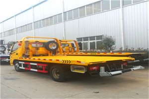 沙滩附近拖车救援搭电