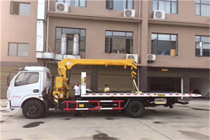 沙滩附近汽车轮胎更换